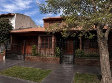 Casa · 132m² · 6 Ambientes · 1 Cochera · Vende Casa en Oportunidad Cipolletti