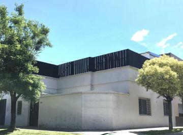 Casa · 164m² · 4 Ambientes · 1 Cochera · Casa en Alquiler en Gonnet Calle 511 Esq 8 - Dacal Bienes Raíces
