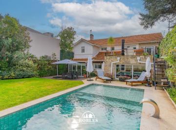 Casa · 285m² · 5 Ambientes · 2 Cocheras · Chalet en El Excelente Barrio Los Troncos