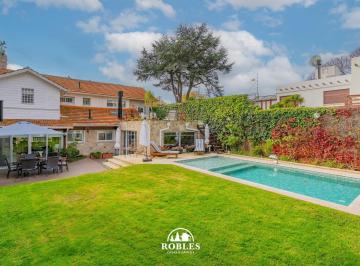 Casa · 285m² · 5 Ambientes · 2 Cocheras · Chalet en El Excelente Barrio Los Troncos