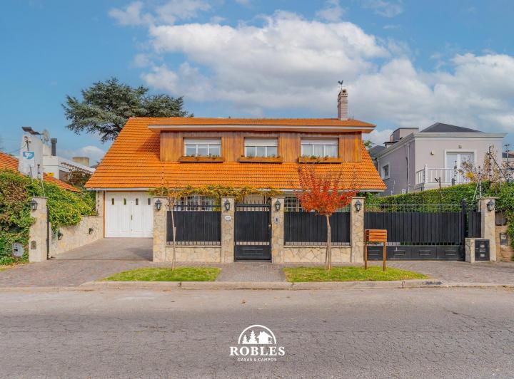 Casa · 285m² · 5 Ambientes · 2 Cocheras