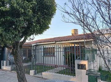Casa · 207m² · 4 Dormitorios · 2 Cocheras · Casa - Centro America