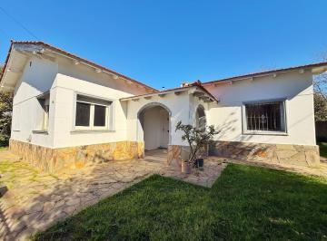 Casa · 210m² · 7 Ambientes · 2 Cocheras · Casa de 3 Dorm. con Parque y Pileta en Venta, Gonnet.