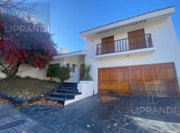 Casa · 220m² · 4 Ambientes · 2 Cocheras · Apto Credito - Posesion Inmediata - Cochera - Pileta - Patio - Quincho
