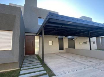 Casa · 160m² · 4 Ambientes · 1 Cochera · - con Escritura - con Renta - Escucha Propuestas.