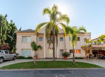 Casa · 511m² · 6 Ambientes · 6 Cocheras · Excelente Casa en Venta y Alquiler en El B° Rincón del Arca con Jardín y Piscina.