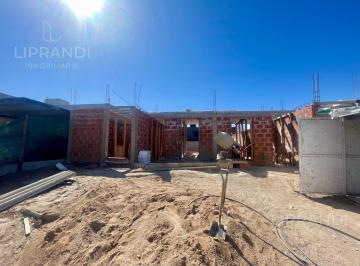Casa · 180m² · 3 Ambientes · 2 Cocheras · Posesion 9 Meses - Escucha Propuestas - Lote Central