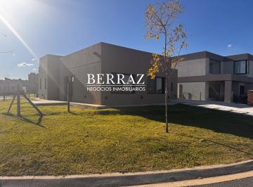 Casa · 159m² · 5 Ambientes · 4 Cocheras · Casa Venta 3 Dorm. Barrio Santo Tomás Lote de 544 m² Derqui, Pilar, Zona Norte