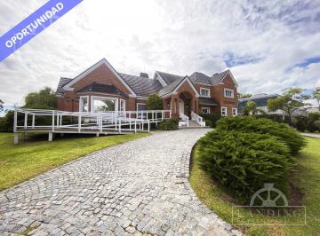 Casa · 500m² · 4 Ambientes · 2 Cocheras · Casa en Venta con Pileta Techada en Club de Campo Hacoaj