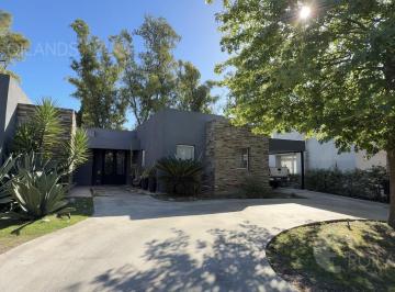 Casa · 187m² · 5 Ambientes · 4 Cocheras · Venta - Casa 5 Ambientes con Piscina en C. C. "La Peregrina"