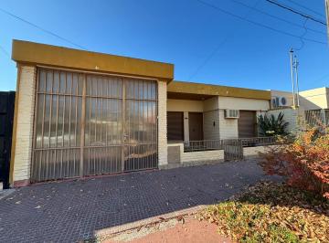 Casa · 170m² · 6 Ambientes · 3 Cocheras · Alquiler / Casa / 2 Dorm. / B° Juan de Garay