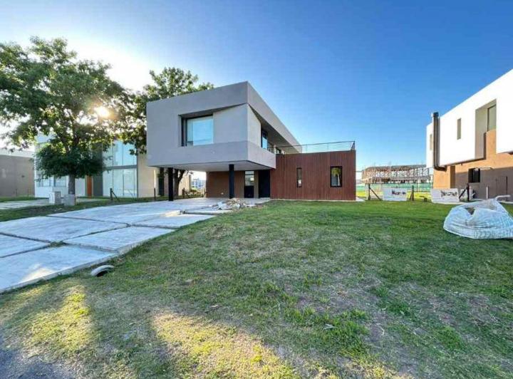 Casa · 290m² · 4 Ambientes · 2 Cocheras