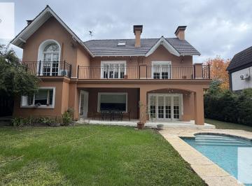 Casa · 210m² · 5 Ambientes · 5 Cocheras · Casa en La Caballeriza