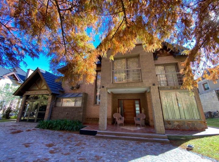 Casa · 250m² · 6 Ambientes · 1 Cochera
