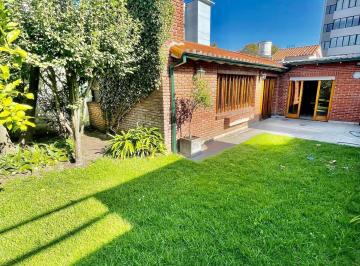 Casa · 240m² · 5 Dormitorios · 1 Cochera · Alquiler Chalet con Parque a m de a m Av Colón