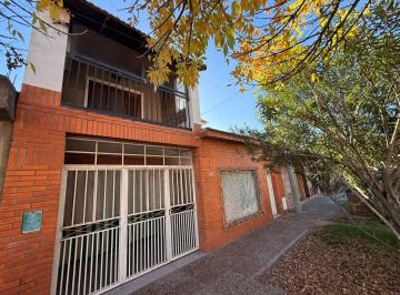 Casa · 140m² · 4 Ambientes · 1 Cochera · Casa en Venta 3 Dorm, 2 Baños, Cochera y Patio