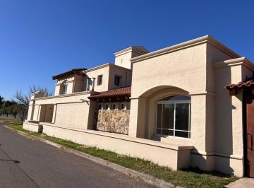 Casa · 250m² · 6 Ambientes · 2 Cocheras · Casa en Venta Barrio Las Candelas II Chacras de Coria