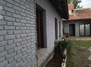 Casa · 153m² · 5 Ambientes · 1 Cochera · Venta Casa 3 Dorm. Bº Manzanar Cipolletti