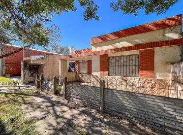 Casa · 80m² · 3 Ambientes · 1 Cochera · Venta/ Permuta - Casa de 2 Dorm., Cochera y Jardín a Reciclar - Cañada de Gómez, Santa Fe