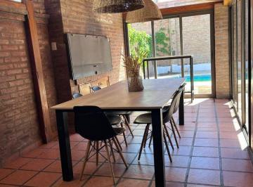 Casa · 118m² · 4 Ambientes · 1 Cochera · Cerca de La Tablada! Dúplex de 3 Dorm con Pileta