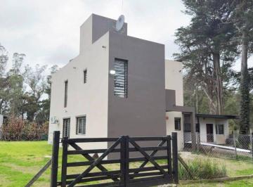 Casa de 3 ambientes, Mar del Plata · Chalet Moderno en Venta en Dos Plantas en Los Acantilados