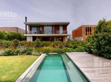 Casa · 281m² · 5 Ambientes · 2 Cocheras · Casa en Venta de 3 Dorm. en Los Castaños