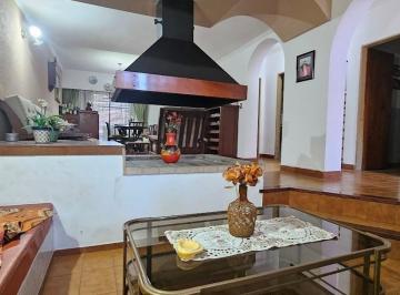 Casa · 244m² · 5 Ambientes · 2 Cocheras · Casa en Venta en Villa Sarmiento, Morón, G. B. a. Zona Oeste