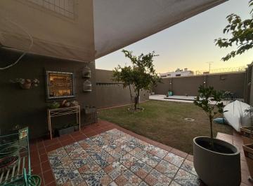 Casa · 330m² · 6 Ambientes · 2 Cocheras · Casa 4 Dorm, Cochera Doble y Patio en Jorge Newbery - Venta