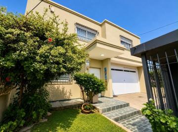 Casa · 330m² · 6 Ambientes · 2 Cocheras · Casa 4 Dorm, Cochera Doble y Patio en Jorge Newbery - Venta