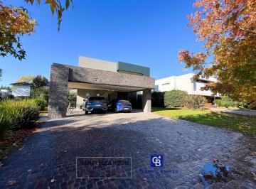 Casa · 200m² · 5 Ambientes · 1 Cochera · Casa en Countries/b. Cerrado (E. Echeverría)