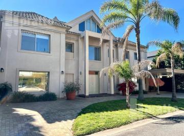 Casa · 511m² · 5 Ambientes · 2 Cocheras · Casa en Venta de 3 Dorm. en Barrio Rincon del Arca