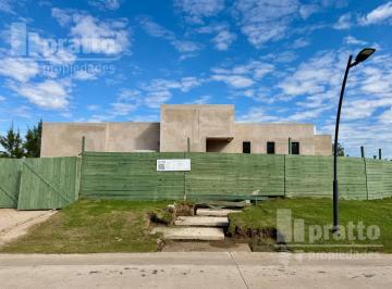 Casa · 183m² · 6 Ambientes · Casa en Laguna Grande
