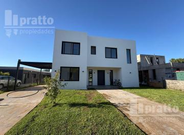 Casa · 270m² · 7 Ambientes · 2 Cocheras · Casa en Venta de 4 Dorm. en Laguna Grande