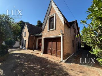 Casa · 530m² · 6 Ambientes · 5 Cocheras · Espectacular Casa en Venta y Alquiler, San Isidro de Categoria con Parque, Quincho y Pileta, Divina