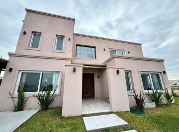 Casa · 188m² · 5 Ambientes · 1 Cochera · Muy Linda Casa en B°cdo Village Joven, Bella Vista