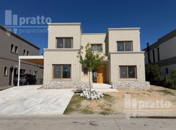 Casa · 257m² · 5 Ambientes · 1 Cochera · Espectacular Casa con 4 Dorm. en Laguna Grande