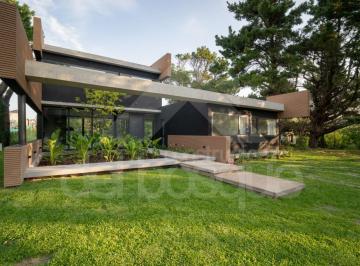 Casa de 5 ambientes, Cariló · Casa de Estilo Moderno en Dos Plantas.