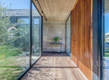 Casa · 215m² · 5 Ambientes · 3 Cocheras · Casa en Venta a La Laguna Riberas Puertos del Lago