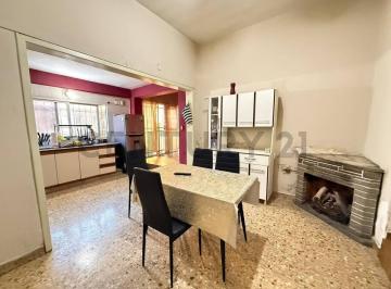 Casa · 70m² · 3 Ambientes · 1 Cochera · Venta Casa 3 Ambientes en Lanús con Cochera y Quincho