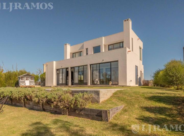 Casa · 270m² · 6 Ambientes · 2 Cocheras