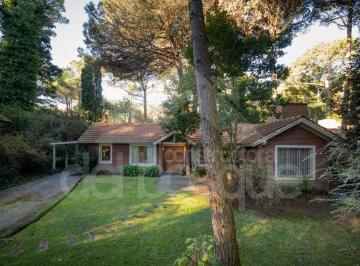 Casa de 4 ambientes, Cariló · Chalet de Estilo Tradicional, en Una Planta (Cod - 1020)