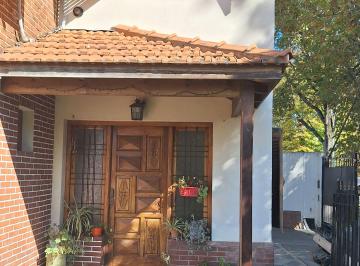 Casa en Venta de 4 ambientes Temperley · Chalet en Esquina Temperley Este: Sol, Calidez, y Ubicación de Privilegio