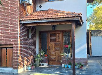 Casa de 4 ambientes, Lomas de Zamora · Chalet en Esquina Temperley Este: Sol, Calidez, y Ubicación de Privilegio