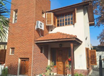 Casa de 4 ambientes, Lomas de Zamora · Chalet en Esquina Temperley Este: Sol, Calidez, y Ubicación de Privilegio