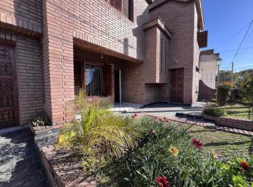 Casa · 152m² · 4 Ambientes · 2 Cocheras · ¡Venta! Casa en Altos de Villa Cabrera - 3 Dorm. ¡Excelente Ubicación!