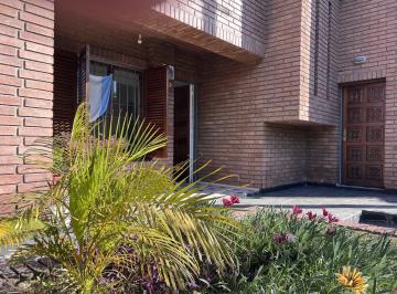 Casa · 152m² · 4 Ambientes · 2 Cocheras · ¡Venta! Casa en Altos de Villa Cabrera - 3 Dorm. ¡Excelente Ubicación!