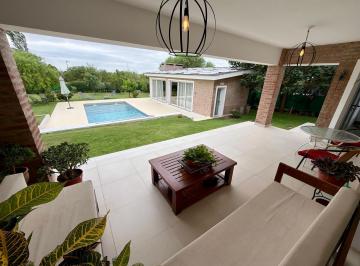 Casa · 410m² · 7 Ambientes · 2 Cocheras · Casa en La Cascada Country con Vista Al Golf
