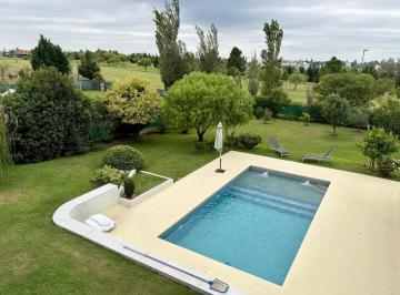 Casa · 410m² · 7 Ambientes · 2 Cocheras · Casa en La Cascada Country con Vista Al Golf