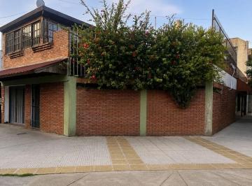 Casa · 130m² · 3 Ambientes · 1 Cochera · Venta de Casa 3 Ambientes en Parque Avellaneda