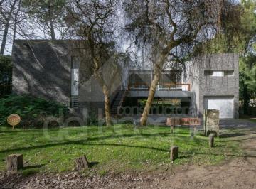 Casa de 6 ambientes, Cariló · De Estilo Moderno, Cercana Al Mar, con 5 Dorm. en Suite.